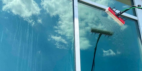 Lightweight window cleaner developed for industry